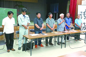 真乙姥嶽新築期成会であいさつする役員の皆さん=15日夜、新川公民館