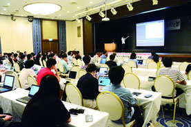 東アジア若手天文学者国際会議が開かれ、発表する主催者の市川幸平さん=14日午前、アートホテル石垣八重山の間
