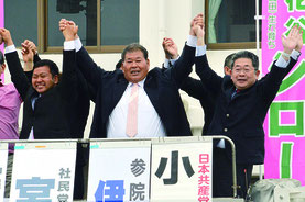 街頭演説した宮良氏(中央)、花谷氏(左)と小池氏=24日、JAおきなわ八重山支店石垣前