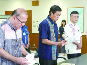 県内建設業への優先発注を要請する謝花喜一郎副知事(中央)=26日午前、沖縄防衛局局長室
