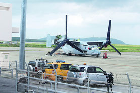 9月29日から4日まで駐機が続いたオスプレイ1機。米軍関係者が修理している姿が見られた=4日、石垣空港