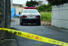 真栄里の殺人事件で特別捜査本部の設置が決まった=6日午前、市内真栄里の事件現場付近