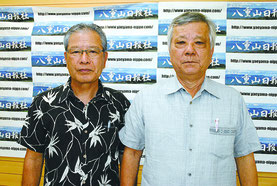 八重山古典音楽コンクールへの応募を呼び掛ける上地会長と小波本幹事長=15日午後、八重山日報社