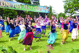 クムフラによるワークショップでフラダンスを踊る参加者の皆さん=15日午後、石垣やいま村