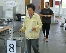 竹富町で繰り上げ投票が行われた=21日午前、竹富島まちなみ館