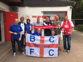 Einige Menschen hinter der BCFC-Fahne.