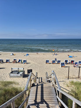 Besichtigung der Alten Dorfkirche St. Niels in Westerland auf Sylt bei einer Ortsführung 