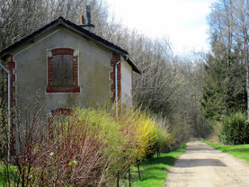 La gare et ce qui fut la voie ferrée.