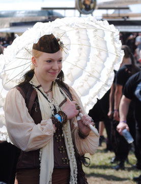 Zum M'era Luna 2014 im Steampunk Outfit. Foto: Dunkelklaus