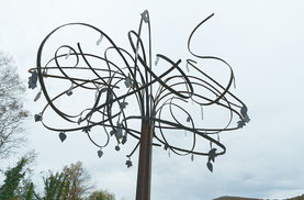 Sculpture en acier conçu pour un jardin du souvenir dans un cimetière