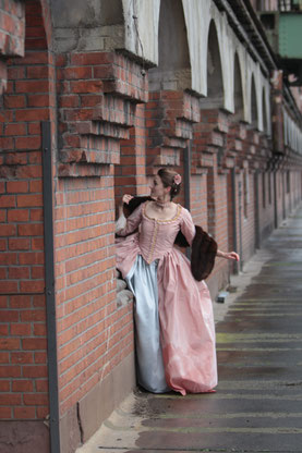 Roséfarbene Robe à l'Anglaise retroussée dans les poches vor Backsteinarchitektur - Epochs of Fashion