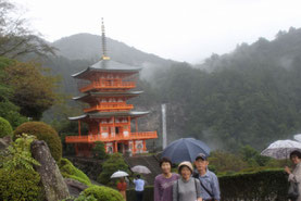 青岸渡寺を背に那智の滝を望む