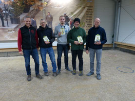 Organisator Jürgen D. mit den Gruppensiegern