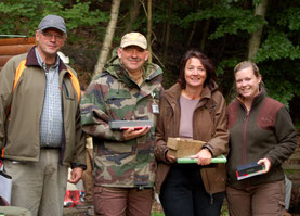 Vereinsmeister Jungjäger 2017: Claudia Kuhaupt (2. v. r.) vor Gerhrad Ludolph (2. v. l) und Katja Reitzig (r.). Markus Horchler (l) gratuliert