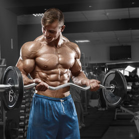 Mann im Fitnessstudio mit Langhantel