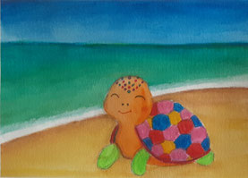 Mit Aquarellstiften selbst gemaltes Bild. Eine bunte Schildkröte sitzt am Strand. Kopf und Körper sind orange, Beine hellgrün, der Panzer blau, rosa gelb, rot. Auf dem Kopf trägt ein bunten Schmuck, ähnlich wie ein Diadem. Im Hintergrund türkises Meer.
