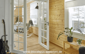 Innenansicht eines Holzblockhauses - Finnisches Holzhaus in echter Blockbauweise 