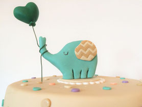 Elefant mit Herzbalon