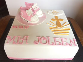 Tauftorte mit Baby Chucks