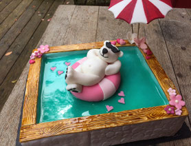 Eisbär im Pool