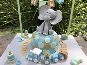 Elefant mit Spielzeug