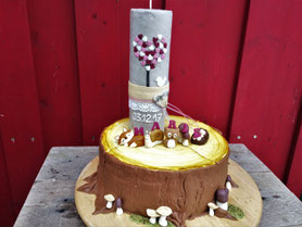 Taufkerze auf Baumstamm Torte