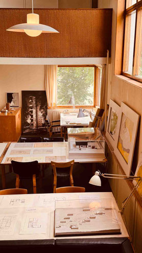 Im Bild sieht man hinten rechts der Schreibtisch von Alvar Aalto direkt vorm Fenster
