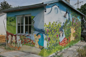 Wandmalerei Fassade Fassadenmalerei Laube Kinder Haus Gartenhaus Landschaft niedlich Leipzig Lützschena