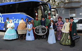 Gruppe vor dem Bus