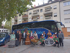 Gruppe vor dem Bus