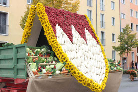 Ein schön geschmückter Erntedankwagen