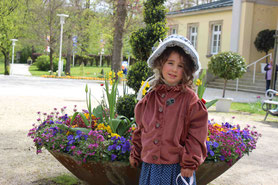 Biedermeiermädchen vor der Blumenschale