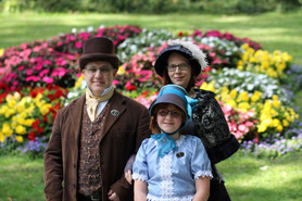 Familie vor den Blumen