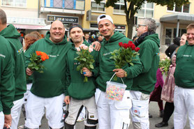 Die Malerinnung verteilt Rosen