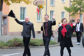 Gute Freunde beim Umzug