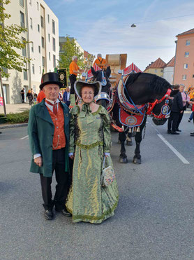 Paar vor dem Pferdegespann