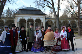 Gruppe vorm Springbrunnen