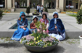 4 Mädchen bei den Blumenschale