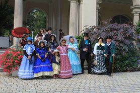 Gruppe vor der Wandelhalle