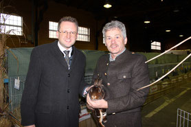 Der Bürgermeister wurde durch Albert Grabl durch die Ausstellung geführt.