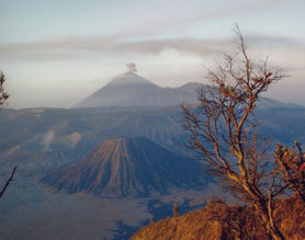 Bromo-vulkaan-Java-Indonesië-mist-sunset-tour