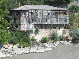 Kutaisi-houten-huizen-Georgië