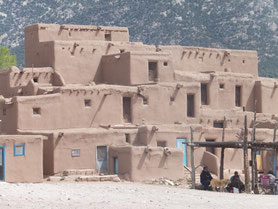 Taos-pueblo-adobe-dorp-leem-Verenigde-Staten
