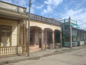 Baracoa-Cuba-straatleven-koloniale-gebouwen