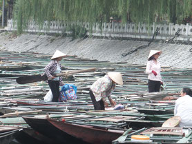 Ninh-Binh-Tam-Coc-boten-roeiers-oever-Vietnam