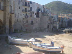 Cefalu-boten-kust-strand-Sicilië-Italië