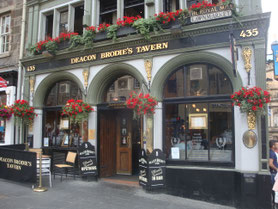 Edinburgh-Royal-Mile-pub-café-Schotland
