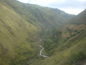 El-Nariz-del-Diablo-treinreis-bergen-duivelsneus-steil-zigzaggend-Ecuador