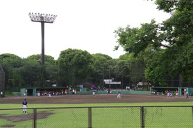左中間場外から、熱戦の模様