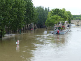 crue de la seine paris peniches